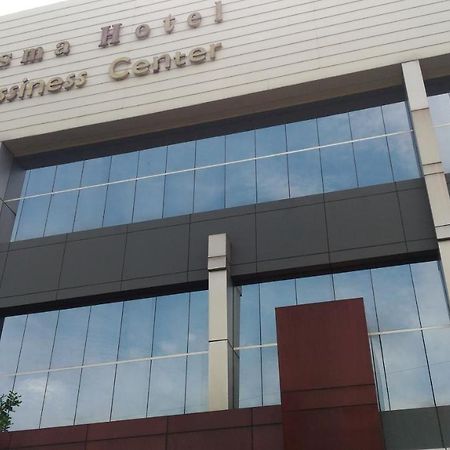 Hotel Kharisma Madiun Εξωτερικό φωτογραφία