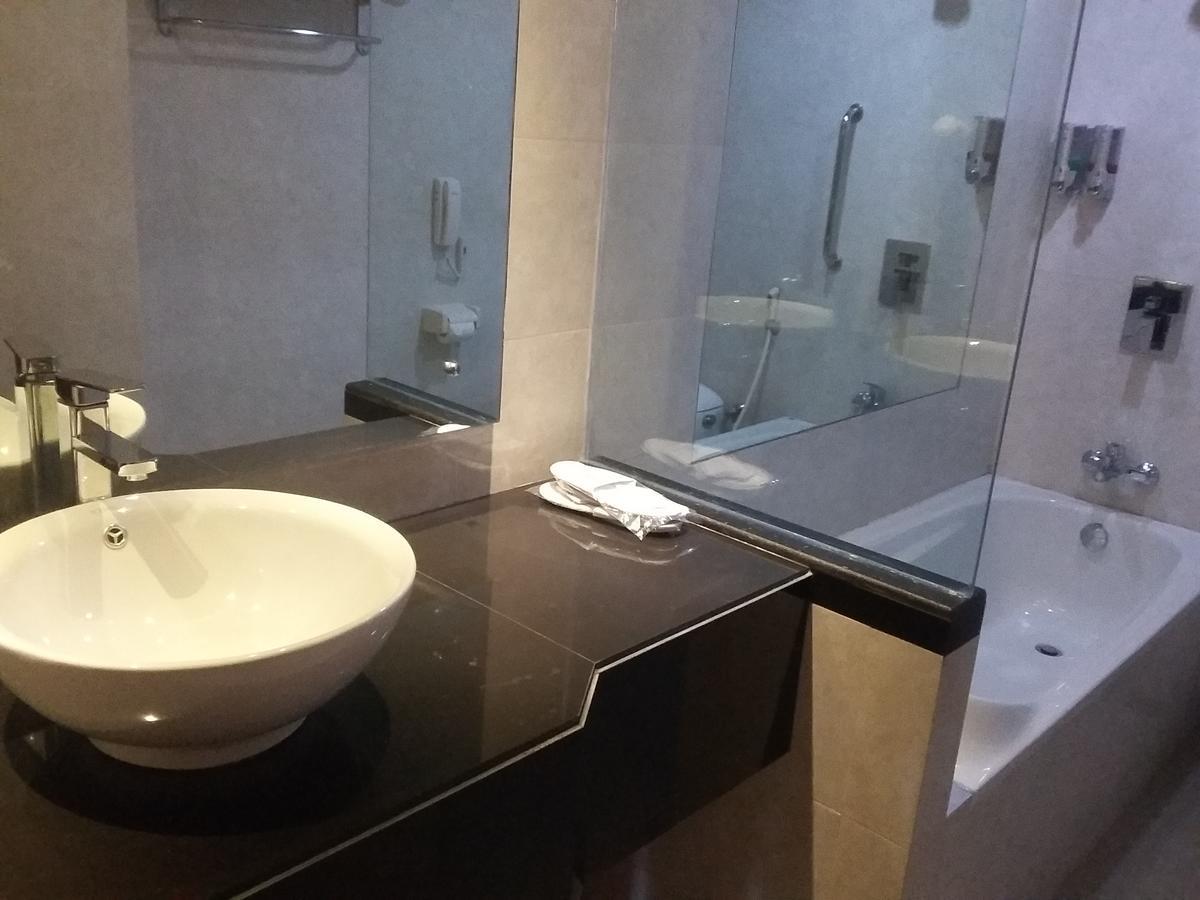 Hotel Kharisma Madiun Εξωτερικό φωτογραφία