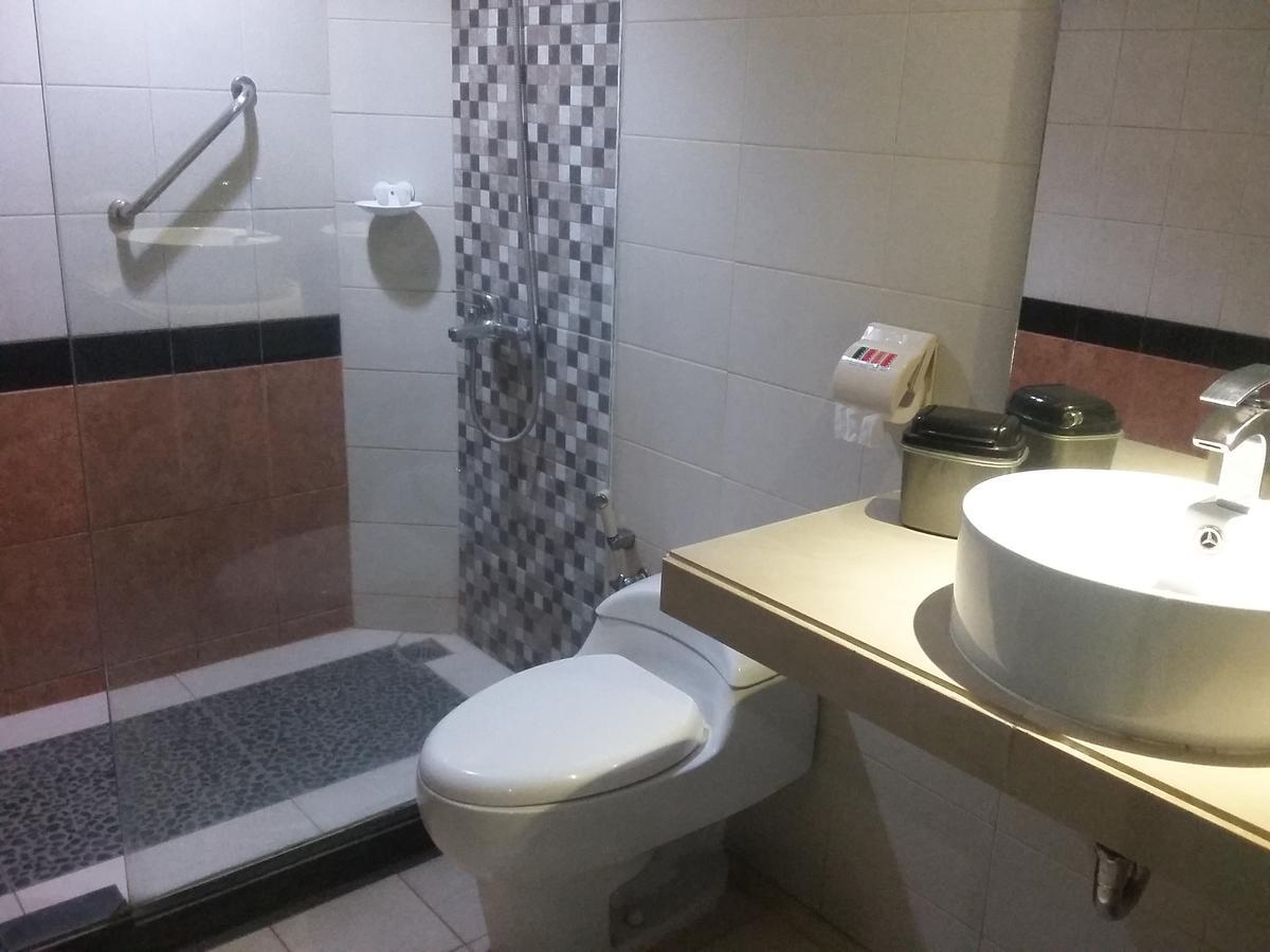 Hotel Kharisma Madiun Εξωτερικό φωτογραφία