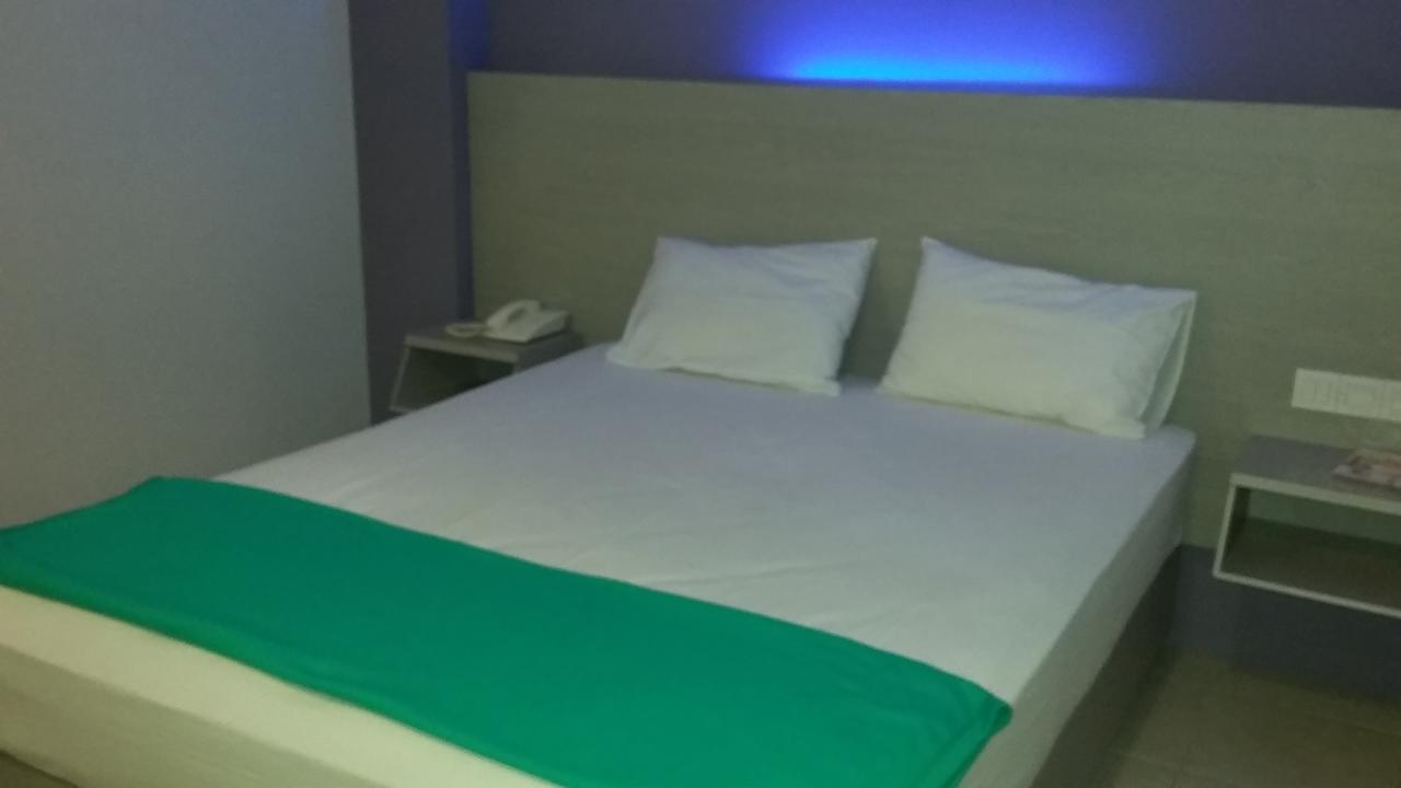Hotel Kharisma Madiun Εξωτερικό φωτογραφία