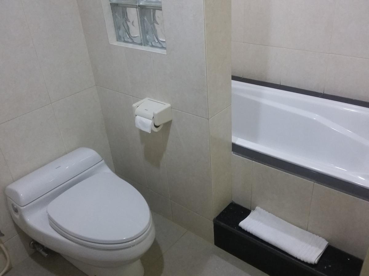 Hotel Kharisma Madiun Εξωτερικό φωτογραφία