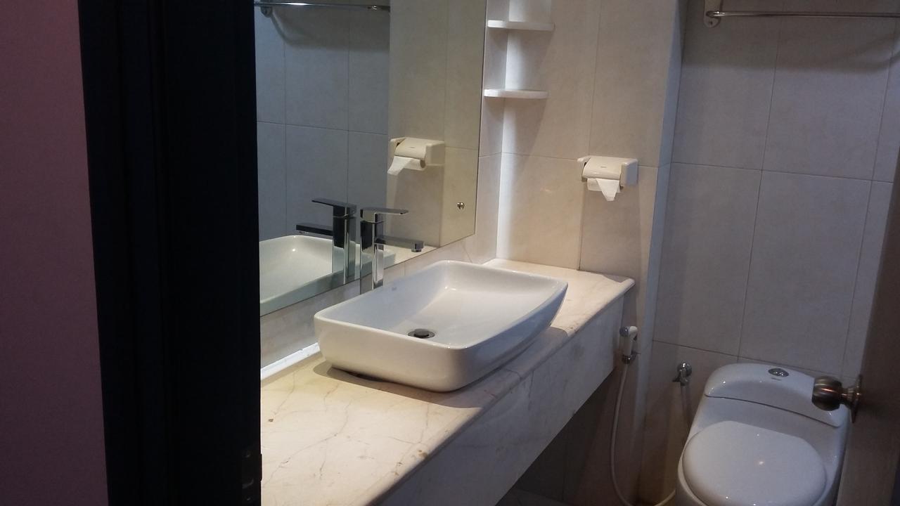 Hotel Kharisma Madiun Εξωτερικό φωτογραφία