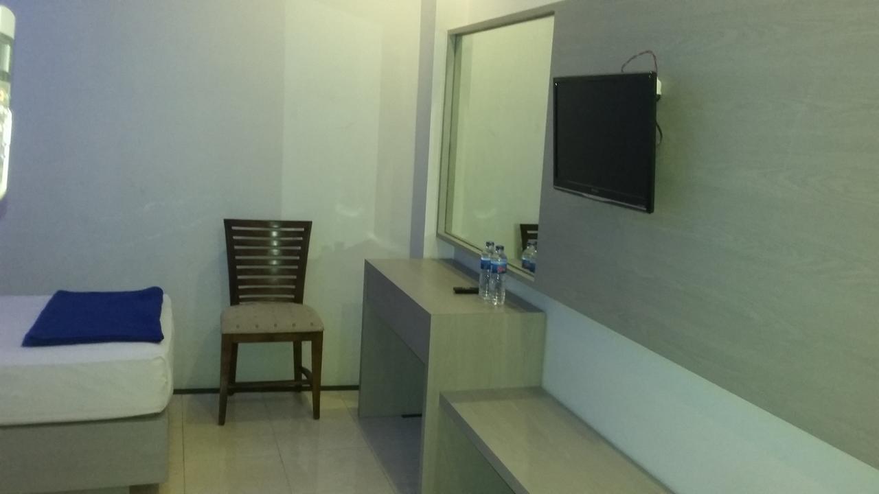 Hotel Kharisma Madiun Εξωτερικό φωτογραφία