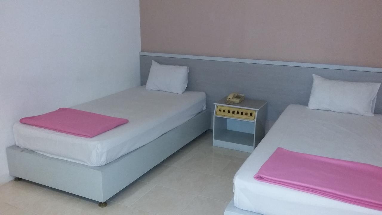 Hotel Kharisma Madiun Εξωτερικό φωτογραφία