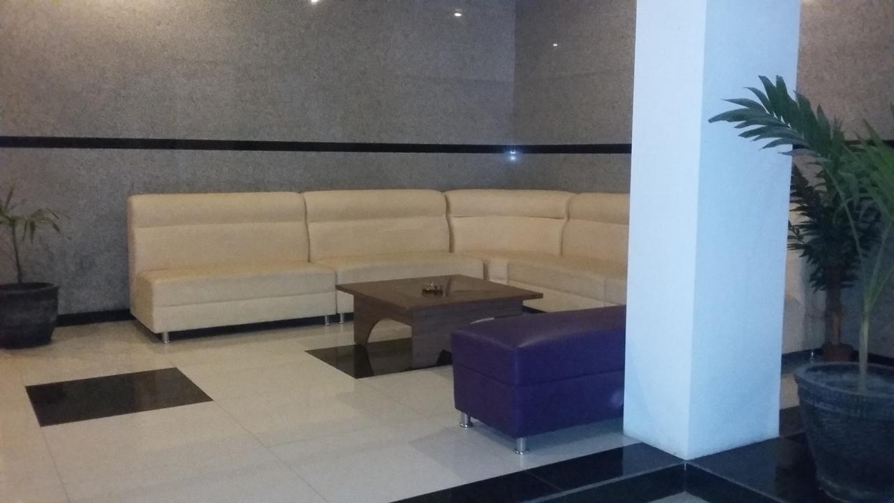 Hotel Kharisma Madiun Εξωτερικό φωτογραφία