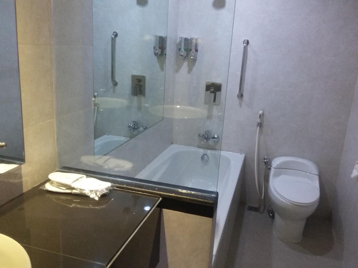 Hotel Kharisma Madiun Εξωτερικό φωτογραφία