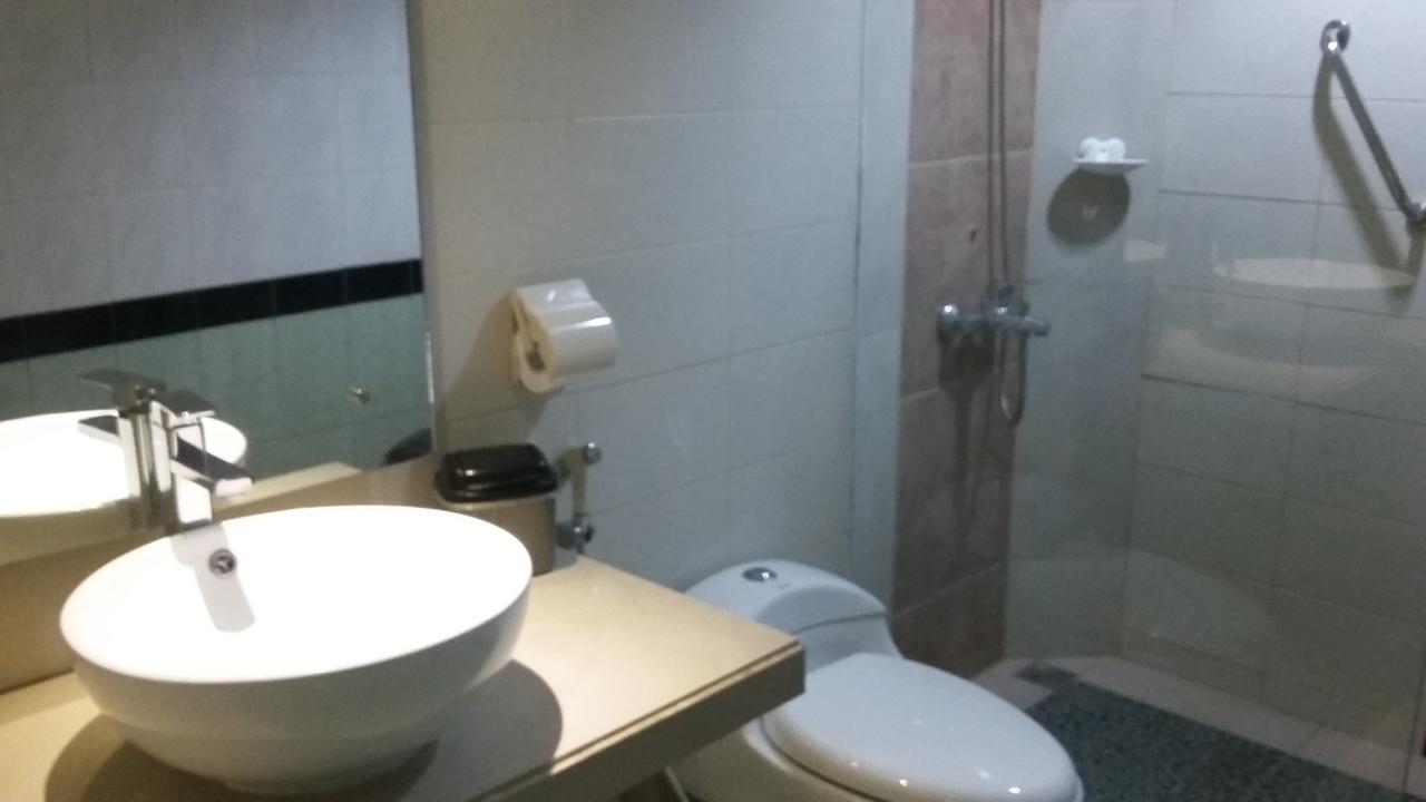 Hotel Kharisma Madiun Εξωτερικό φωτογραφία