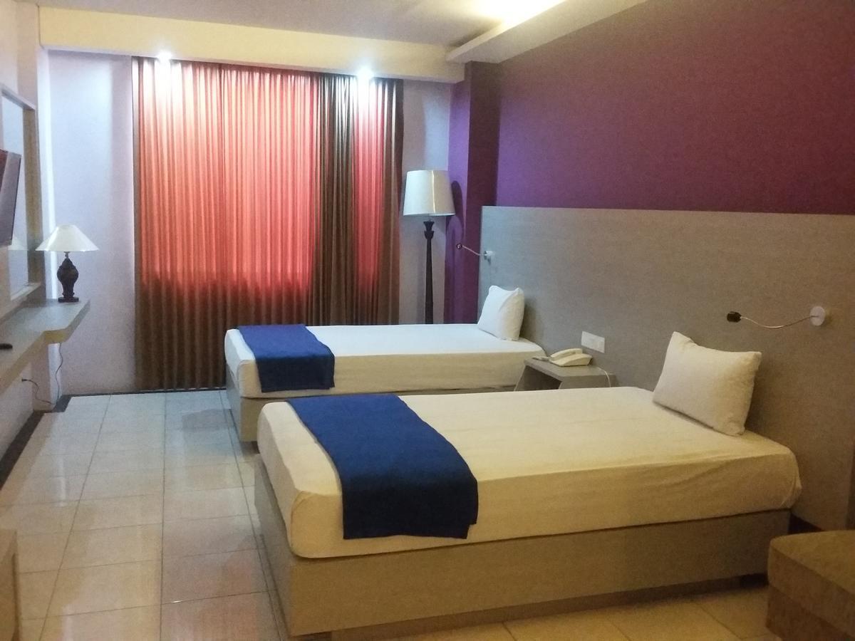 Hotel Kharisma Madiun Εξωτερικό φωτογραφία