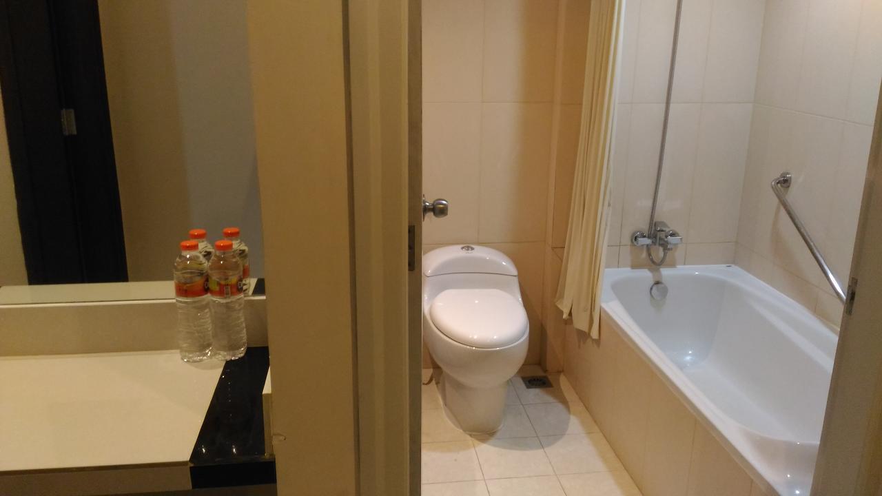 Hotel Kharisma Madiun Εξωτερικό φωτογραφία