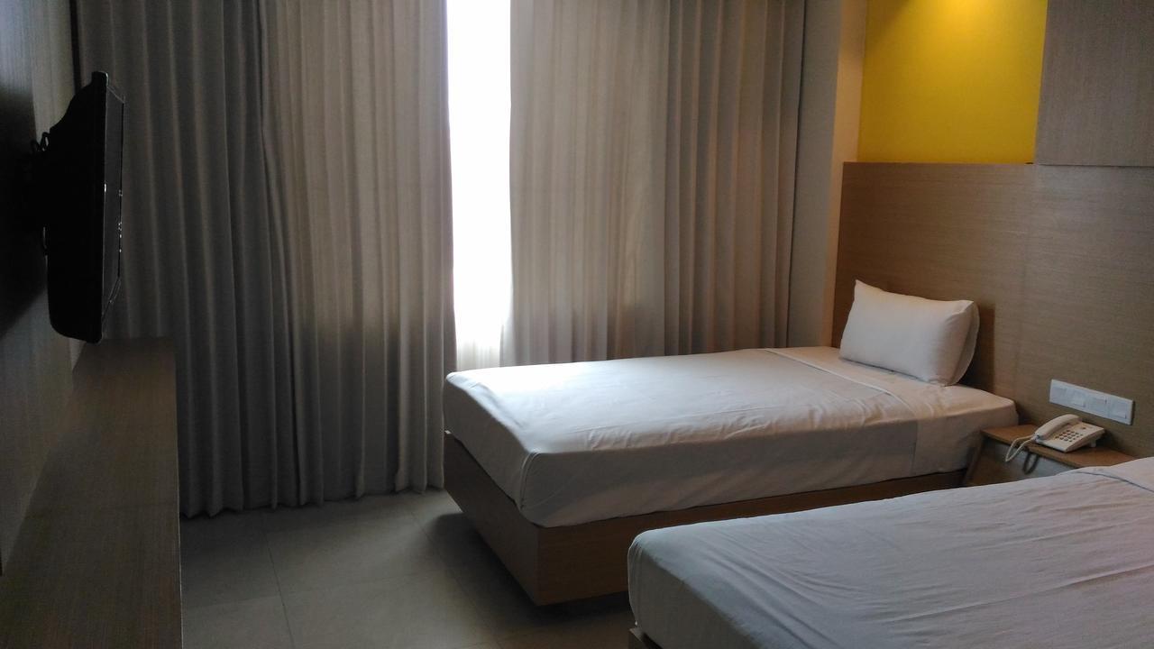 Hotel Kharisma Madiun Εξωτερικό φωτογραφία