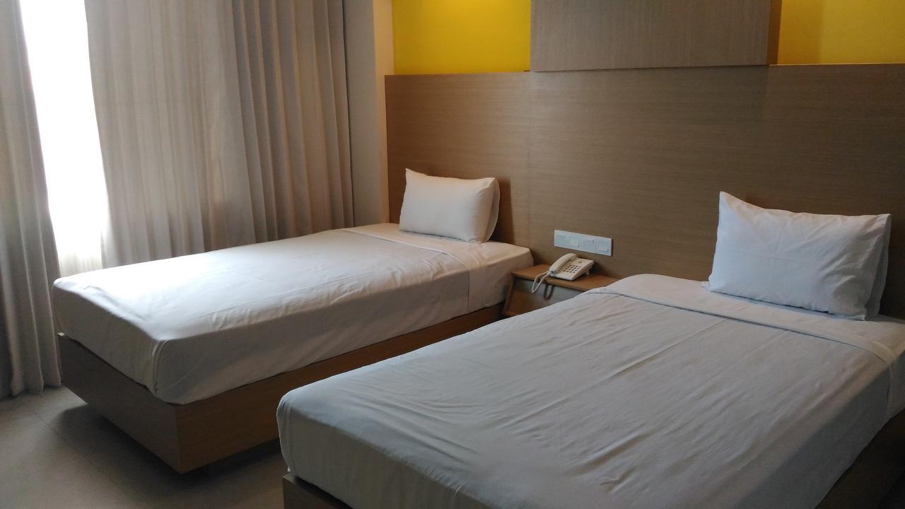 Hotel Kharisma Madiun Εξωτερικό φωτογραφία