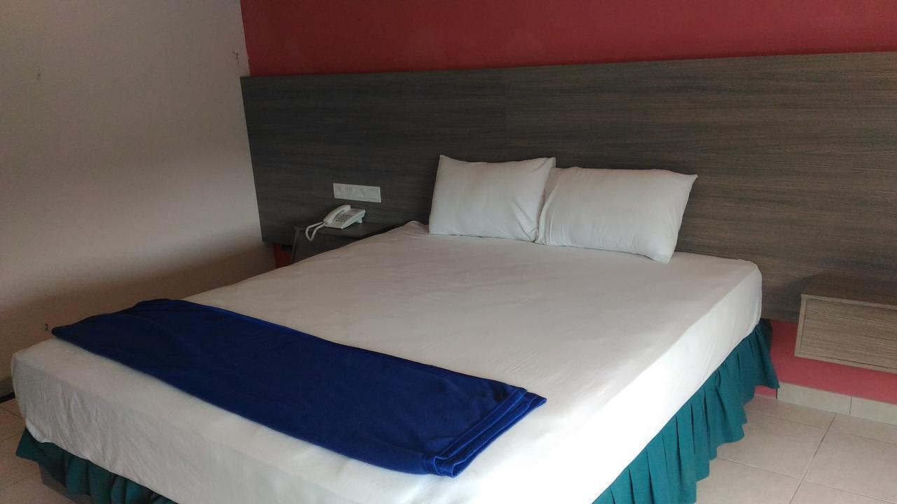 Hotel Kharisma Madiun Εξωτερικό φωτογραφία