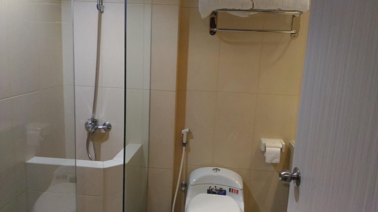 Hotel Kharisma Madiun Εξωτερικό φωτογραφία
