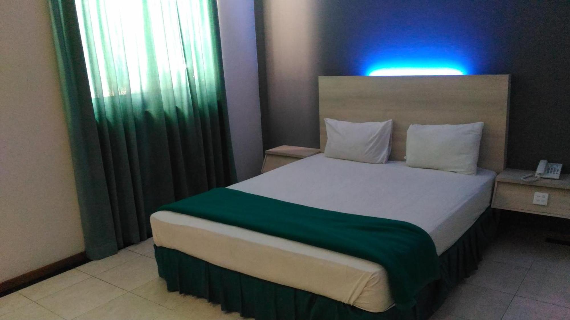 Hotel Kharisma Madiun Εξωτερικό φωτογραφία