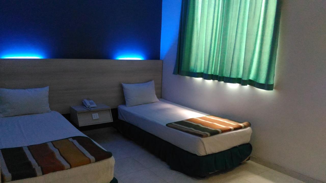 Hotel Kharisma Madiun Εξωτερικό φωτογραφία