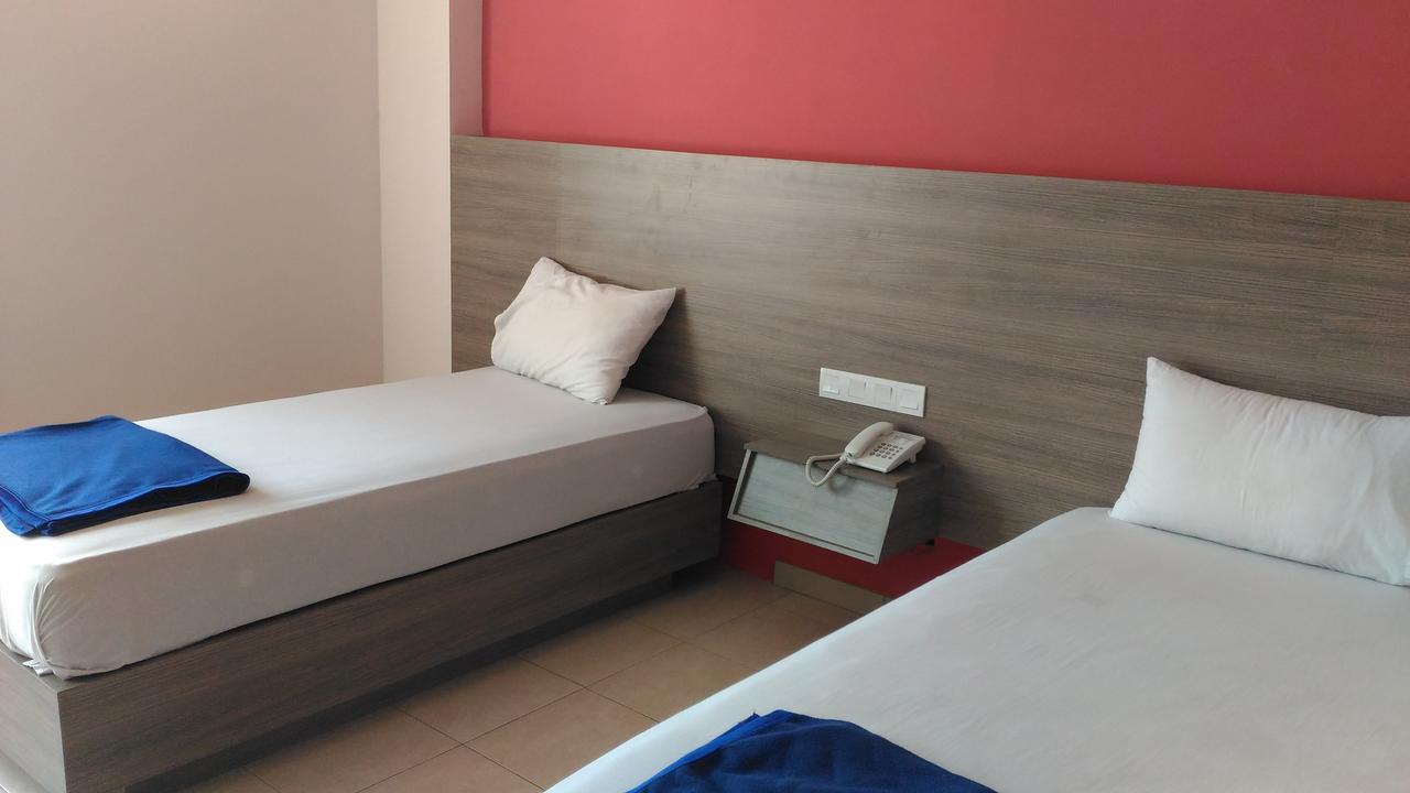 Hotel Kharisma Madiun Εξωτερικό φωτογραφία