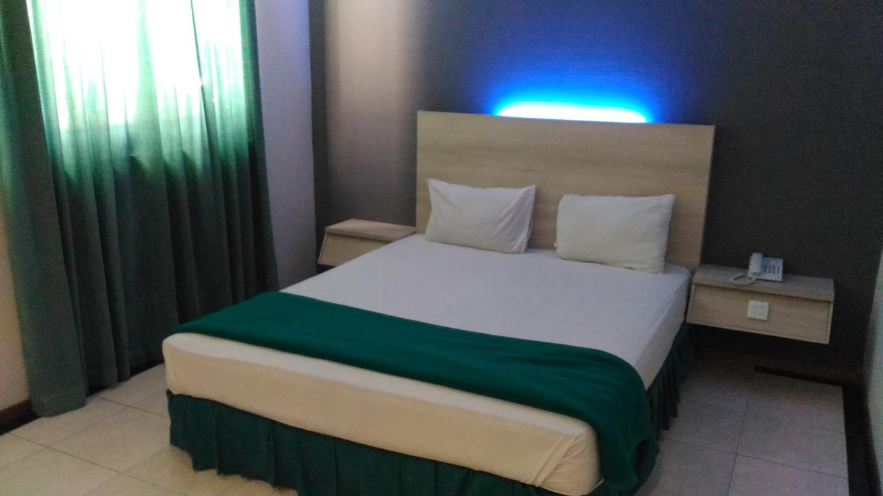 Hotel Kharisma Madiun Εξωτερικό φωτογραφία