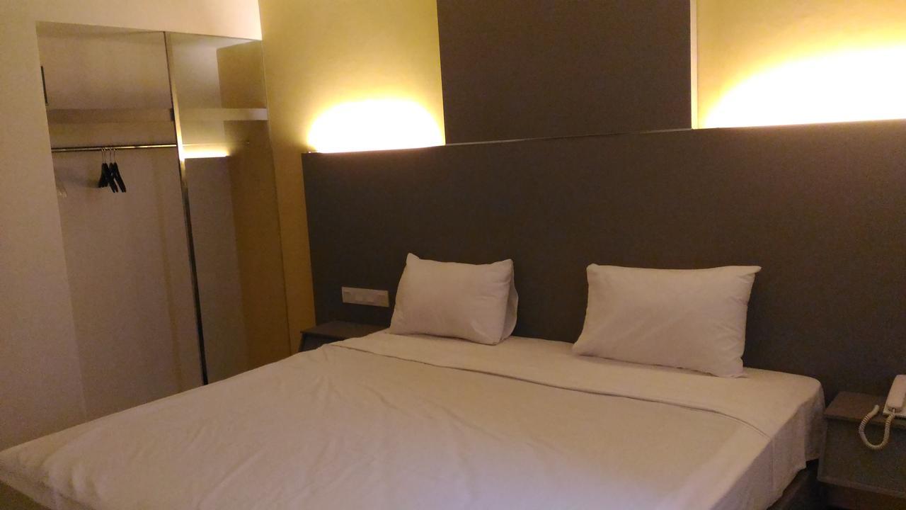 Hotel Kharisma Madiun Εξωτερικό φωτογραφία