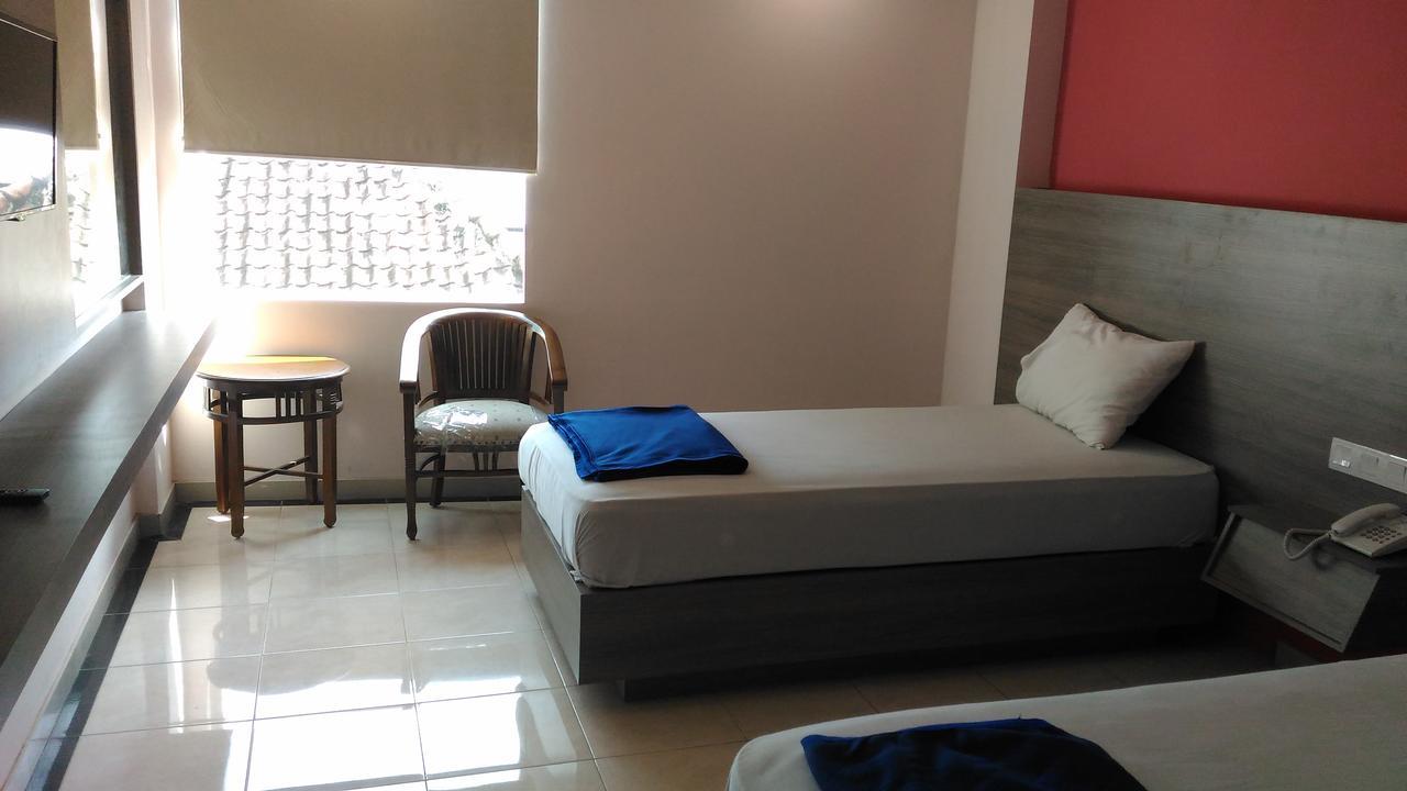 Hotel Kharisma Madiun Εξωτερικό φωτογραφία