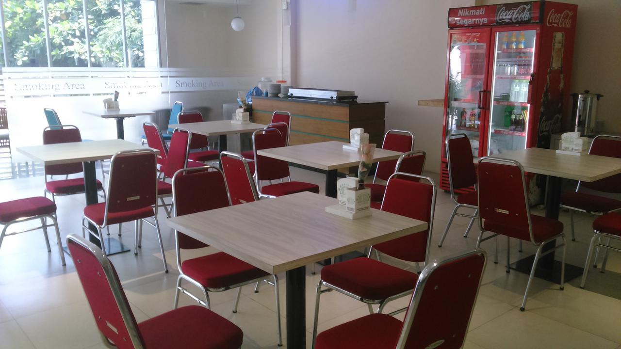 Hotel Kharisma Madiun Εξωτερικό φωτογραφία