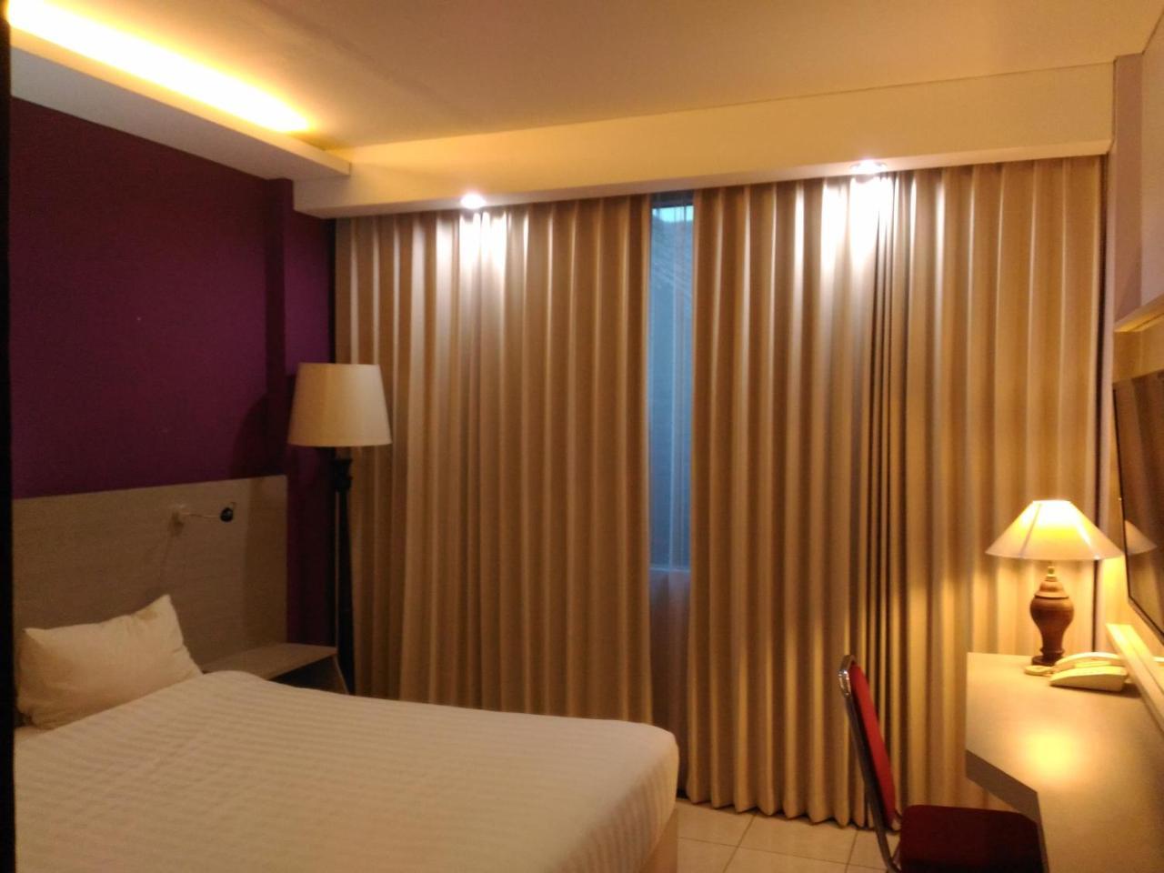 Hotel Kharisma Madiun Εξωτερικό φωτογραφία