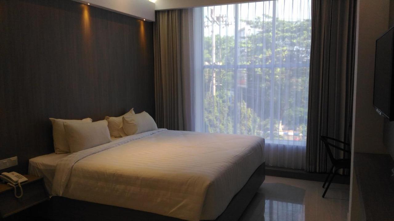 Hotel Kharisma Madiun Εξωτερικό φωτογραφία