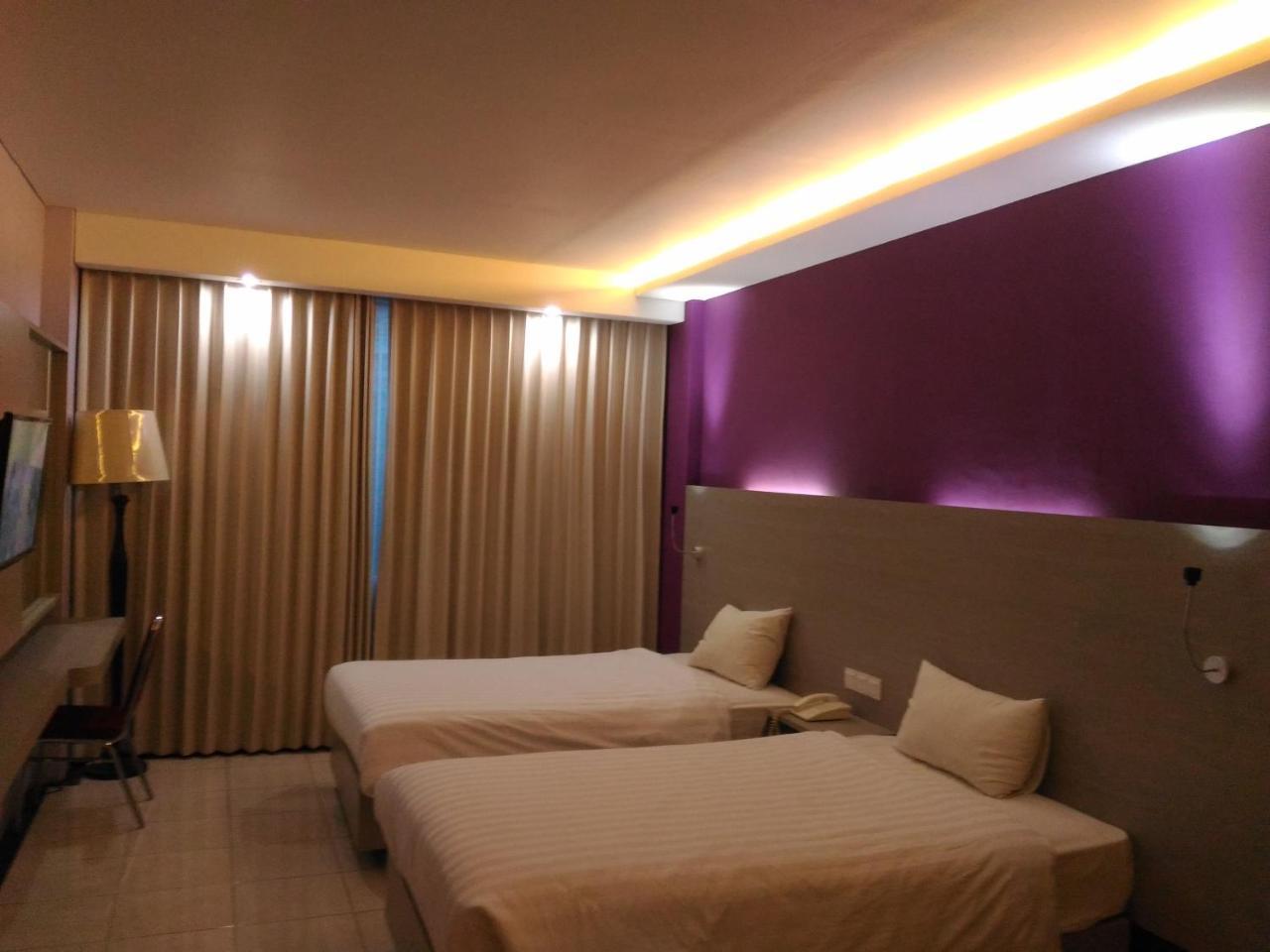 Hotel Kharisma Madiun Εξωτερικό φωτογραφία