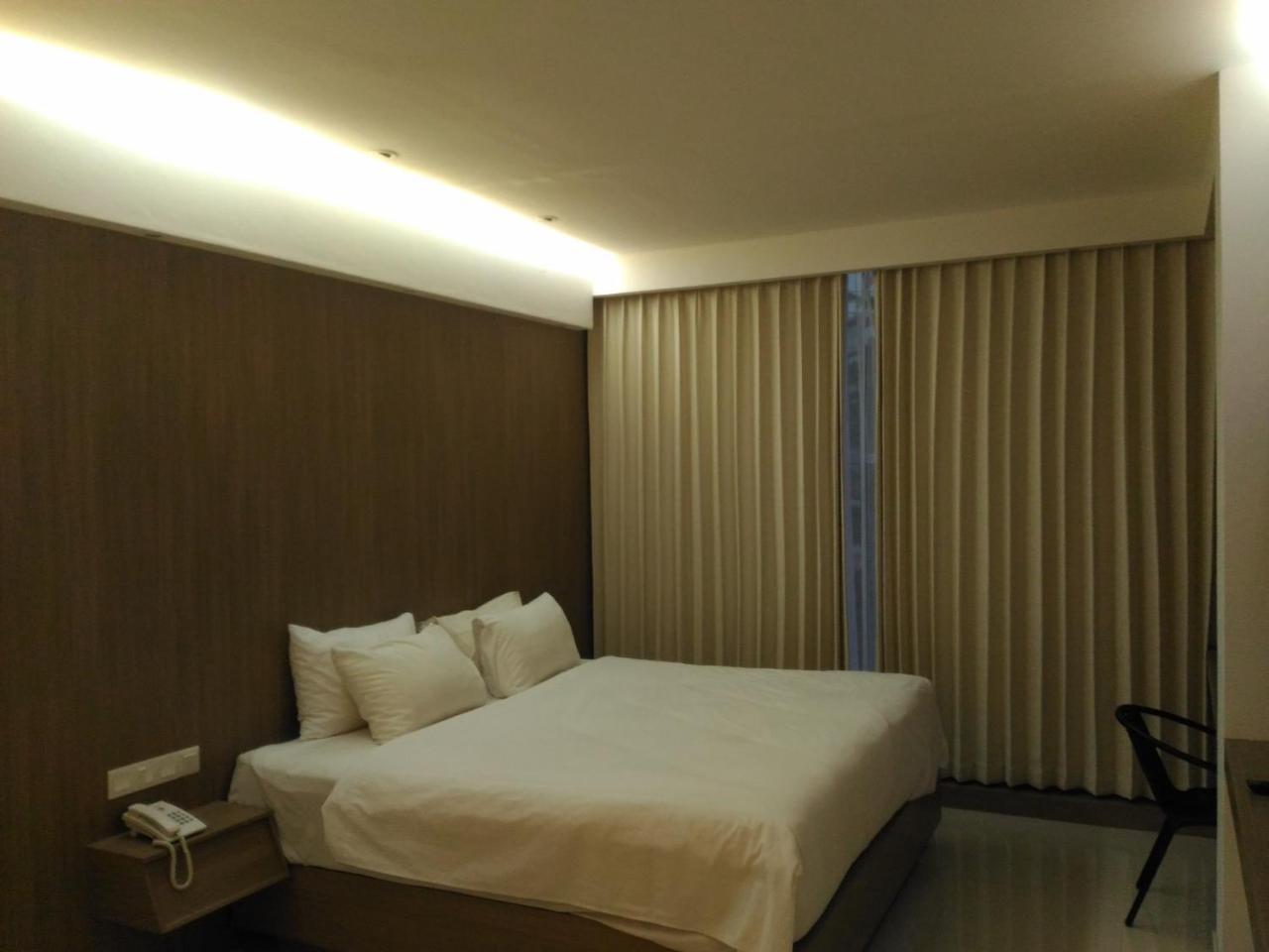 Hotel Kharisma Madiun Εξωτερικό φωτογραφία