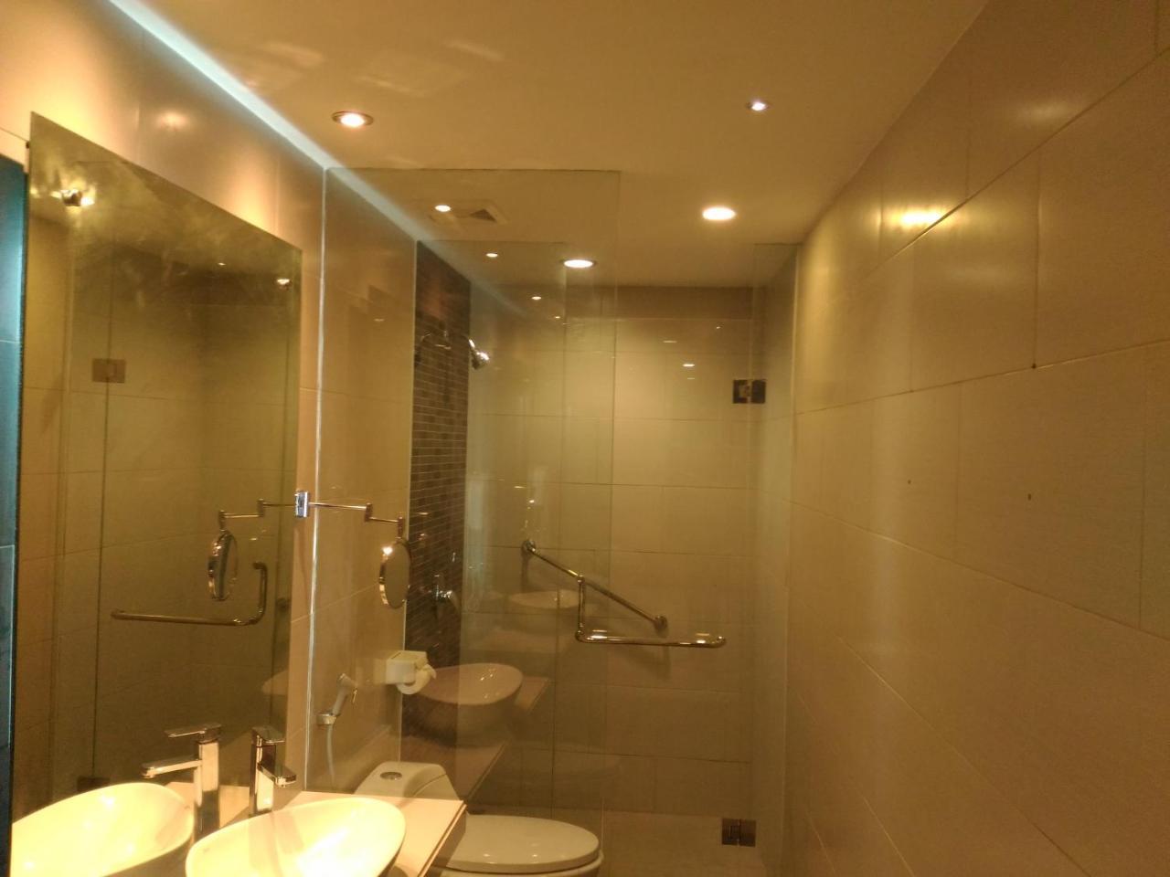 Hotel Kharisma Madiun Εξωτερικό φωτογραφία